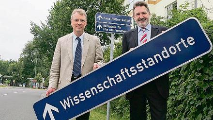 Kein Schildbürgerstreich. Professor Meinel und Jakobs beim Start des Wegeleitsystems Wissenschaft.