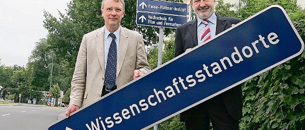 Kein Schildbürgerstreich. Professor Meinel und Jakobs beim Start des Wegeleitsystems Wissenschaft.