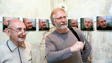 Kunstobjekt: Gärtner Josef Schöwel (l.) mit Michael M. Heyers.
