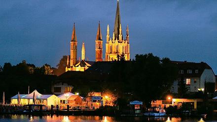 Prachtvoll erschließt sich die Werderaner Heilig-Geist-Kirche zu nächtlicher Stunde vom Wasser aus.