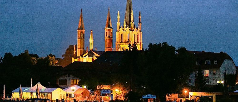 Prachtvoll erschließt sich die Werderaner Heilig-Geist-Kirche zu nächtlicher Stunde vom Wasser aus.