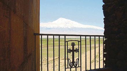 Von den Dreharbeiten: Der große Ararat. Der höchste Berg in der Türkei liegt nahe der Grenze zu Armenien. Die Armenier haben ihn zum Nationalsymbol erhoben und als Wappen in ihrer Fahne abgebildet.