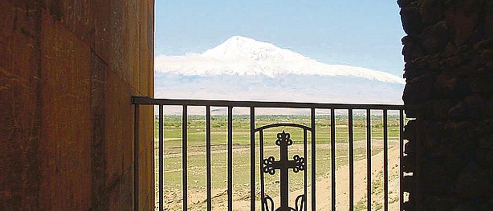 Von den Dreharbeiten: Der große Ararat. Der höchste Berg in der Türkei liegt nahe der Grenze zu Armenien. Die Armenier haben ihn zum Nationalsymbol erhoben und als Wappen in ihrer Fahne abgebildet.