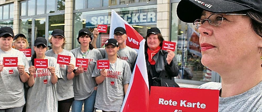 Rote Karte. Gewerkschafter protestierten am Stern gegen Schlecker.