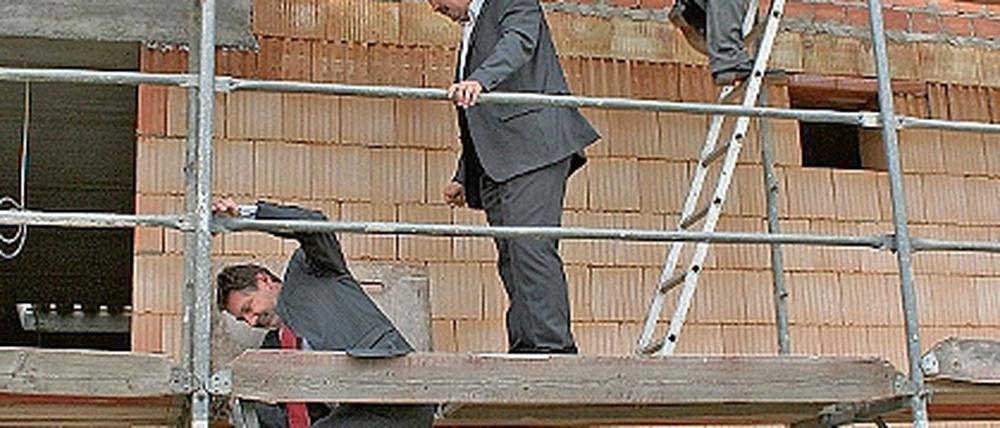 Rauf gings leichter: Oberbürgermeister Jann Jakobs und KIS-Chef Bernd Richter nach dem Setzen der Richtkrone für den neuen Offline-Club.