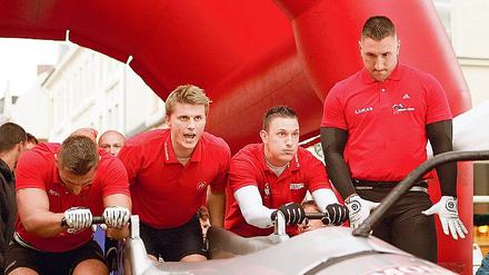 Konzentration vor dem Bahnrekord. Der Vierer mit Kevin Kuske, Christian Poser, Stefan Hakl und Pilot Lukas Kuske (von links) setzte sich klar gegen die Konkurrenz durch. Die Kuske-Brüder gewannen zudem die Zweierentscheidung.