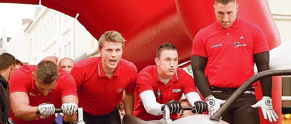 Konzentration vor dem Bahnrekord. Der Vierer mit Kevin Kuske, Christian Poser, Stefan Hakl und Pilot Lukas Kuske (von links) setzte sich klar gegen die Konkurrenz durch. Die Kuske-Brüder gewannen zudem die Zweierentscheidung.