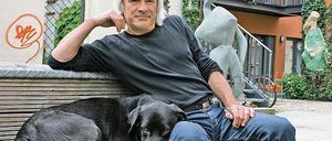 Phillip von Appen mit Hund Bruno im Hof des Kunstwerks.