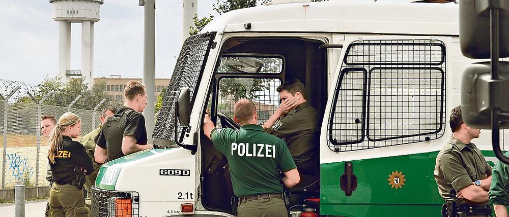 Die Polizei ist in Stellung. Für den heutigen Samstag haben linksautonome Gruppen die Erstürmung des Flughafengeländes in Tempelhof angekündigt.