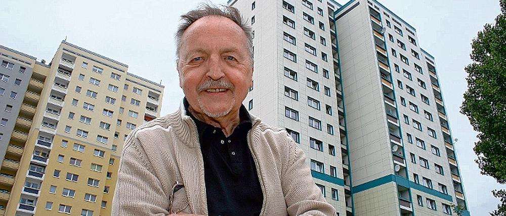 Klaus Jorek vor dem Hochhaus.