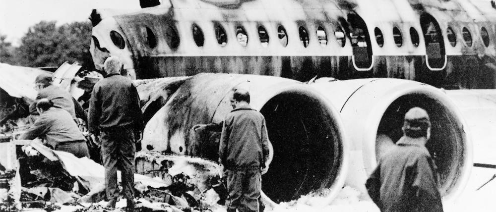 Nach dem Absturz. Bergungsarbeiten 1989 in Schönefeld.
