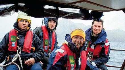 Krystina von Niewiadomski-Kauffmann mit der Crew der Santa Maria Australis.