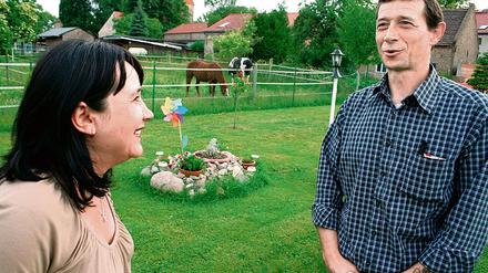 Leben an der Startbahn. Paulina und Zlatko Bacic sind vor vier Jahren nach Selchow gezogen. Sie fühlen sich wohl, trotz des Fluglärms. Aber noch hat BBI nicht geöffnet.