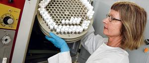 Gefährliche Brut. Im Brutschrank des Berliner Robert-Koch-Instituts werden Zellkulturen auf Influenza-Viren untersucht.