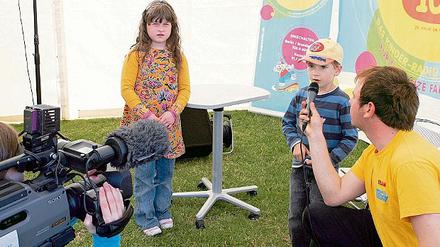Auf den Weg zum Sing-Star begaben sich auf dem Kinderfest am Neuen Lustgarten auch der vierjährige Robin und seine siebenjährige Schwester Kassandra.