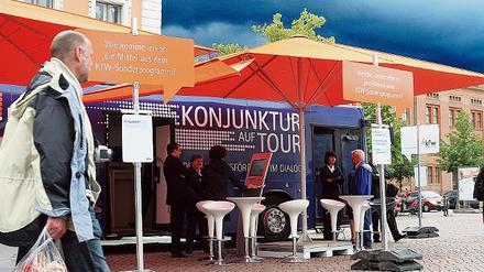 Bank im Bus. Die Kreditanstalt für Wiederaufbau tourt durch Deutschland. Gestern hielt sie am Brandenburger Tor.