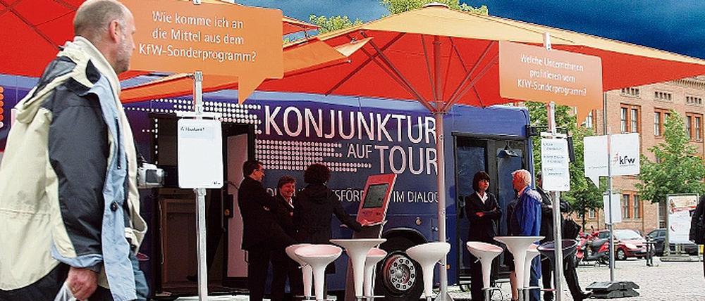 Bank im Bus. Die Kreditanstalt für Wiederaufbau tourt durch Deutschland. Gestern hielt sie am Brandenburger Tor.