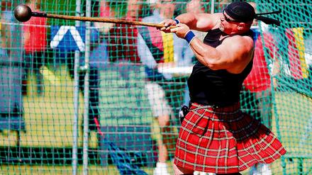 Hammermäßig. Kraftsportler Hans-Dieter Dorow wirft bei den 1. Brandenburger Highland Games in der Disziplin Scottish Hammer das Sportgerät.