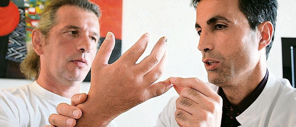 Wiederhergestellt: Guido Neumann wird dank Chefarzt Dr. Mojtaba Ghods wieder voll zugreifen können.