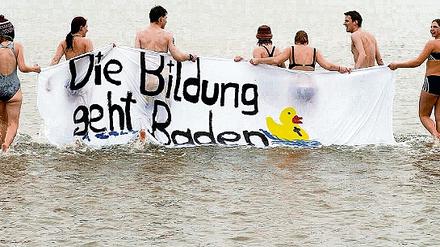 Baden gehen. Die Protesthaltung unter den deutschen Studierenden schwelt schon seit Jahren (hier eine Aktion in Greifswald). Jetzt gipfelt sie in einem bundesweiten Bildungsstreik.