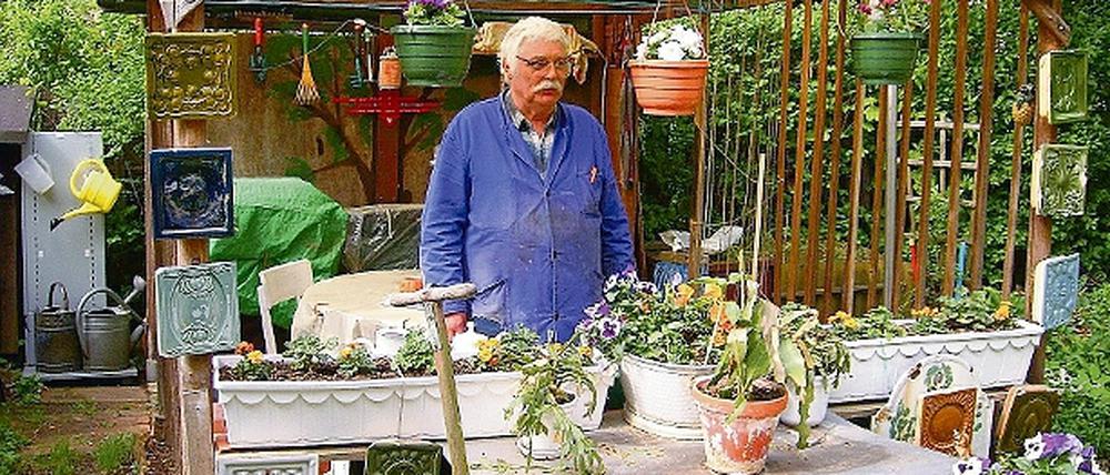 Wolfgang Rösler in seiner Gartenlaube, umgeben von verbliebenen Kacheln. Der 69-jährige Potsdamer, oft im Blaumann anzutreffen, ist ein engagierter Mieter.