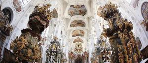 Barocke Pracht. Der Kreuzgang der Stiftskirche wurde aufwendig restauriert. Am heutigen Samstag können Besucher das Gotteshaus erstmals besichtigen. Am Sonntag eröffnet das neue Klostermuseum.