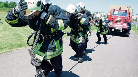 Vor den Wagen gespannt wurden die Mannschaften der Potsdamer Freiwilligen Feuerwehren. Bei einem Wettkampf zum Gaudi aller Zuschauer mussten sie ein historisches Löschfahrzeug 15 Meter weit ziehen.