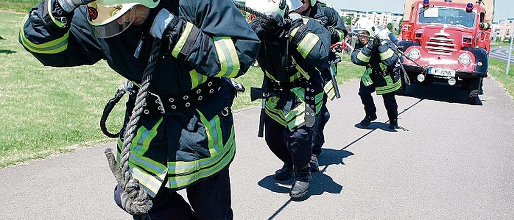 Vor den Wagen gespannt wurden die Mannschaften der Potsdamer Freiwilligen Feuerwehren. Bei einem Wettkampf zum Gaudi aller Zuschauer mussten sie ein historisches Löschfahrzeug 15 Meter weit ziehen.