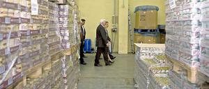 Unterwegs zwischen Dosen: Außenminister und Bundestagskandidat Frank-Walter Steinmeier (SPD) in Beelitz.