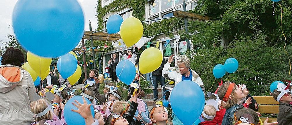 Jubiläums-Ballons. Kinder feierten 20-jähriges Bestehen ihrer Kita. 