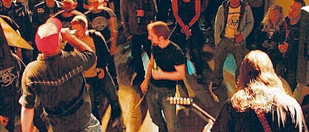 Florian Kraatz ist der Chef des Tumult e.V., der seit mehr als einem Jahr regelmäßig gut besucht Veranstaltungen im Club Charlotte (Bilder rechts) in der Charlottenstraße 31 organisiert. Am Samstag ist es wieder soweit.