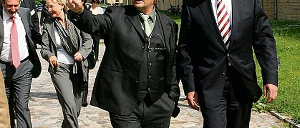 Blühende Landschaften zeigt Entwicklungsträger-Chef Erich Jesse Bundesbauminister Wolfgang Tiefensee (r.) im Bornstedter Feld.