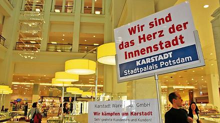 Noch schlägt es Potsdamer Karstadt-Mitarbeiter suchten auch gestern bei Besuchern Unterstützung im Kampf um den Erhalt der Warenhauskette. Die Eröffnung des Stadpalais 2005 hatte für eine positive Entwicklung der City-Einkaufsstraße gesorgt.