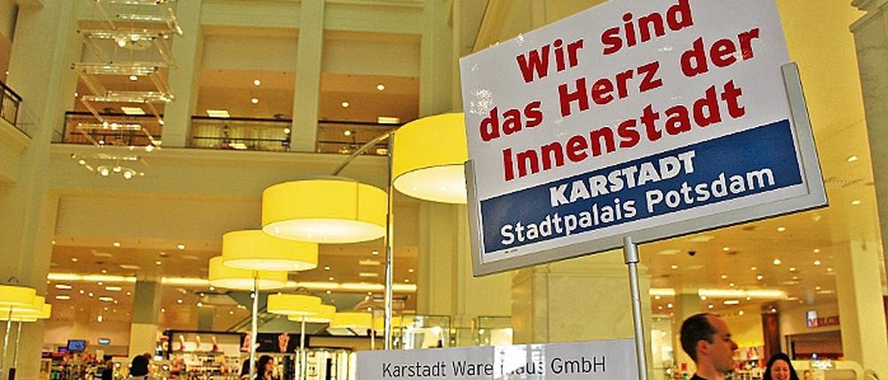 Noch schlägt es Potsdamer Karstadt-Mitarbeiter suchten auch gestern bei Besuchern Unterstützung im Kampf um den Erhalt der Warenhauskette. Die Eröffnung des Stadpalais 2005 hatte für eine positive Entwicklung der City-Einkaufsstraße gesorgt.
