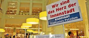 Noch schlägt es Potsdamer Karstadt-Mitarbeiter suchten auch gestern bei Besuchern Unterstützung im Kampf um den Erhalt der Warenhauskette. Die Eröffnung des Stadpalais 2005 hatte für eine positive Entwicklung der City-Einkaufsstraße gesorgt.