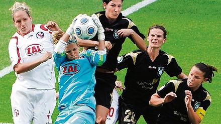 Im Brennpunkt. Turbine-Torfrau Desiree Schumann will am Sonntag gegen Wolfsburg alle Bälle halten, so wie hier gegen Duisburgs Linda Bresonik (r.); links Babett Peter.