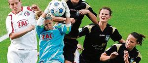 Im Brennpunkt. Turbine-Torfrau Desiree Schumann will am Sonntag gegen Wolfsburg alle Bälle halten, so wie hier gegen Duisburgs Linda Bresonik (r.); links Babett Peter.