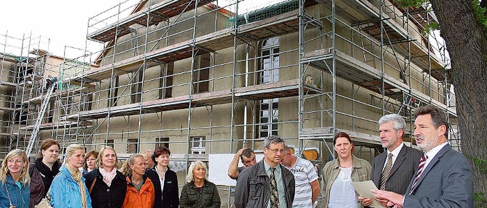Förderung für 100 Kitaplätze. Oberbürgermeister Jann Jakobs (r.) und Bildungsminister Holger Rupprecht (2.v.r.) übergaben 280 000 Euro Bundesfördermittel für die Sanierung des alten Bornimer Schulhauses, in das ab September eine Kita ziehen wird.
