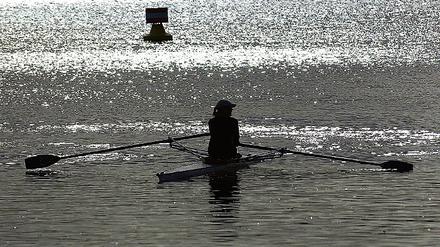 Ruderboot im Gegenlicht  die Idylle auf dem Schwielowsee könnte bald durch ein Wasserflugzeug verändert werden, wenn das Verwaltungsgericht nicht den Argumenten der Bürgerinitiative Unser Schwielowsee folgt.