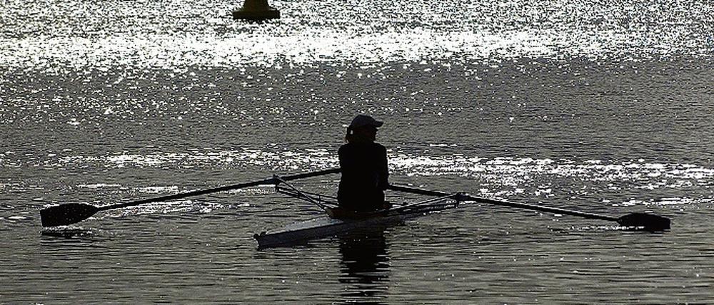 Ruderboot im Gegenlicht  die Idylle auf dem Schwielowsee könnte bald durch ein Wasserflugzeug verändert werden, wenn das Verwaltungsgericht nicht den Argumenten der Bürgerinitiative Unser Schwielowsee folgt.