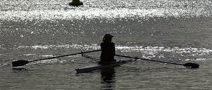 Ruderboot im Gegenlicht die Idylle auf dem Schwielowsee könnte bald durch ein Wasserflugzeug verändert werden, wenn das Verwaltungsgericht nicht den Argumenten der Bürgerinitiative Unser Schwielowsee folgt.