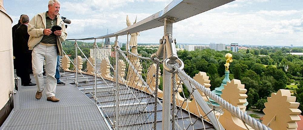 Neues Belvedere. Die Panorama-Plattform auf St. Nikolai eröffnete gestern provisorisch. Palmettenspender, Vertreter der Landeskirche und des Kirchenkreises, der Stadtverwaltung und des Stadtparlamentes konnten den neuen Ausblick am Mittag genießen. Für Besucher soll der Zugang für fünf Euro pro Person ab Juli möglich werden.