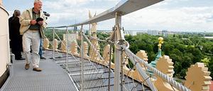 Neues Belvedere. Die Panorama-Plattform auf St. Nikolai eröffnete gestern provisorisch. Palmettenspender, Vertreter der Landeskirche und des Kirchenkreises, der Stadtverwaltung und des Stadtparlamentes konnten den neuen Ausblick am Mittag genießen. Für Besucher soll der Zugang für fünf Euro pro Person ab Juli möglich werden.