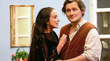 Annäherungsversuche. Corinna Mann und Rüdiger Rudolph in Tschechows Geschlechter-Clinch.