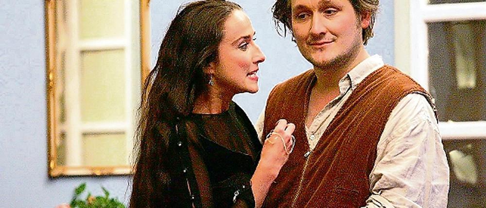 Annäherungsversuche. Corinna Mann und Rüdiger Rudolph in Tschechows Geschlechter-Clinch.