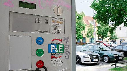 Parken und Einkaufen: Das bekannte Logo klebt bald an neuen Automaten.