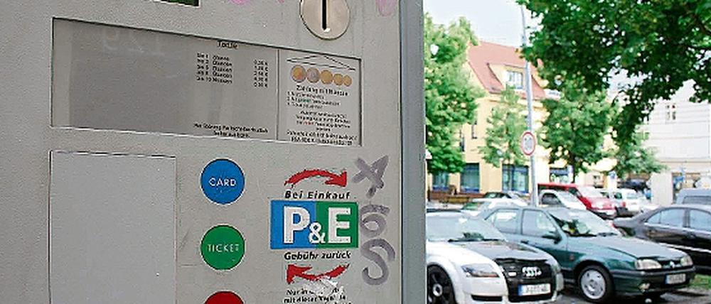 Parken und Einkaufen: Das bekannte Logo klebt bald an neuen Automaten.