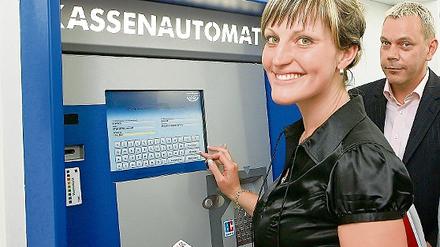 Eingezahlt: Nicole Sternberg und Dietmar Liese von der Stadtkasse.