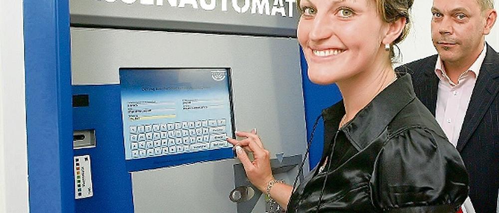 Eingezahlt: Nicole Sternberg und Dietmar Liese von der Stadtkasse.