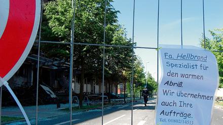 Brenzliger Humor: In Teltow schießen die Spekulationen über die Brandursache ins Kraut, ein Witzbold hat seine Meinung am Absperrzaun der Oderstraße dokumentiert. Ein schlechter Witz vielleicht, denn derzeit ist nur sicher, dass es Brandstiftung war.